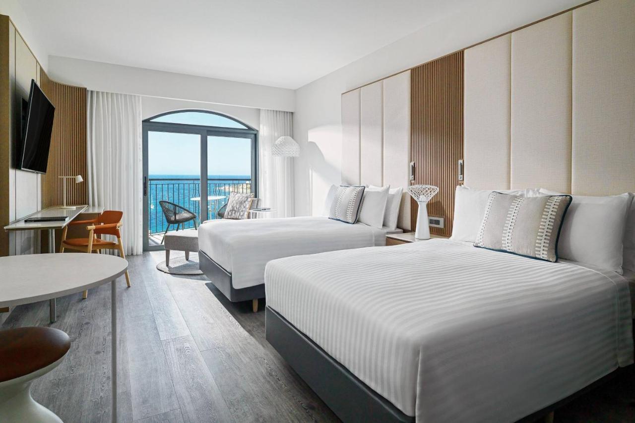 Malta Marriott Resort & Spa Saint Julian's Ngoại thất bức ảnh A guest room at the Hilton Garden Inn