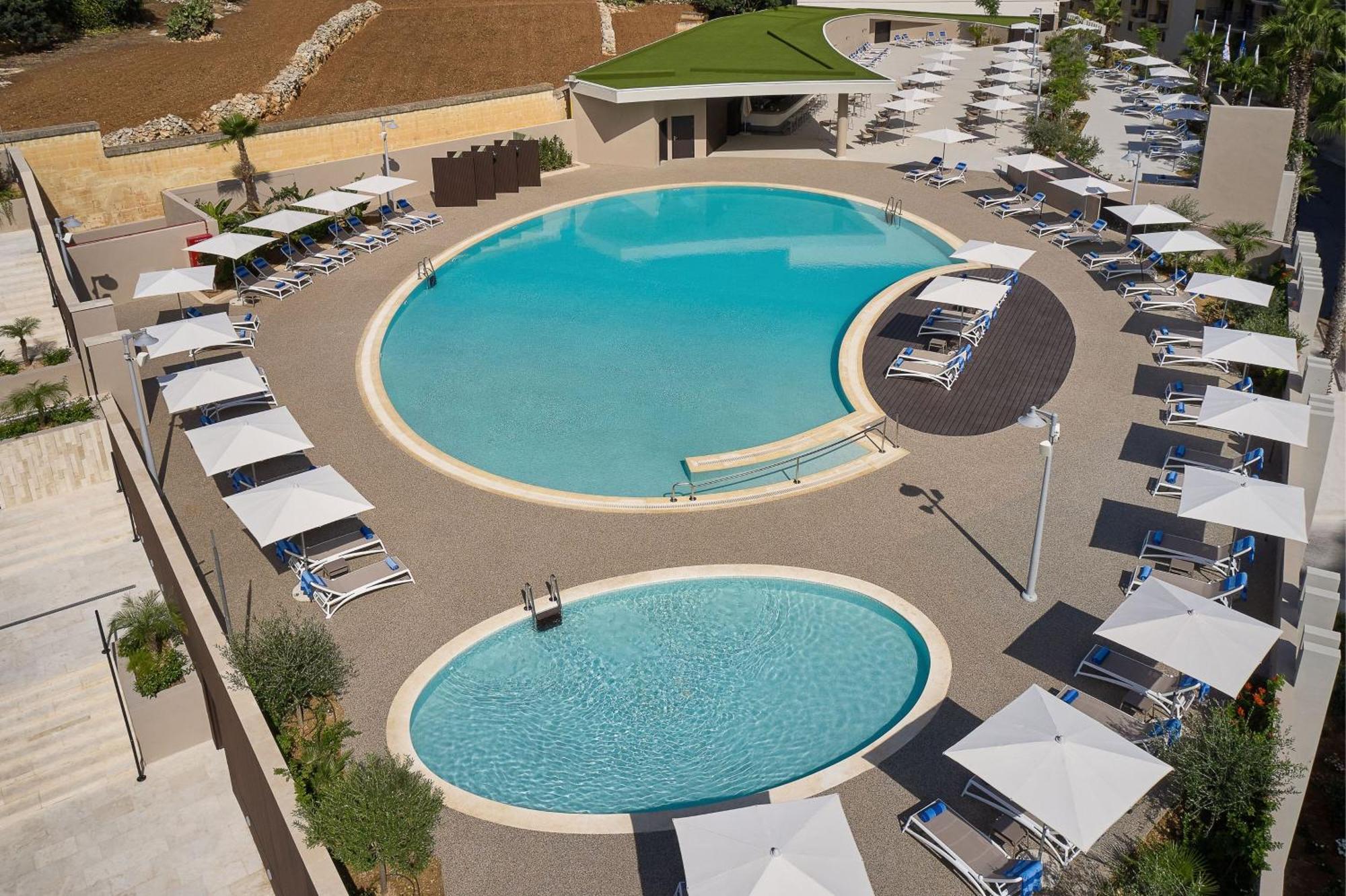 Malta Marriott Resort & Spa Saint Julian's Ngoại thất bức ảnh The swimming pool at the hotel