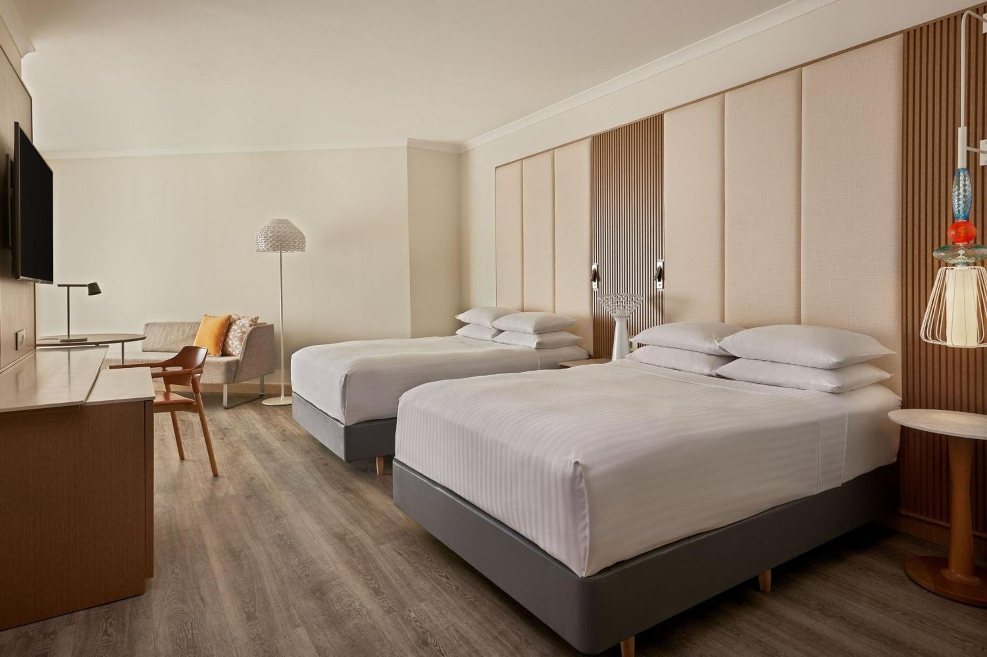 Malta Marriott Resort & Spa Saint Julian's Ngoại thất bức ảnh A guest room at the Hilton Garden Inn in San Francisco