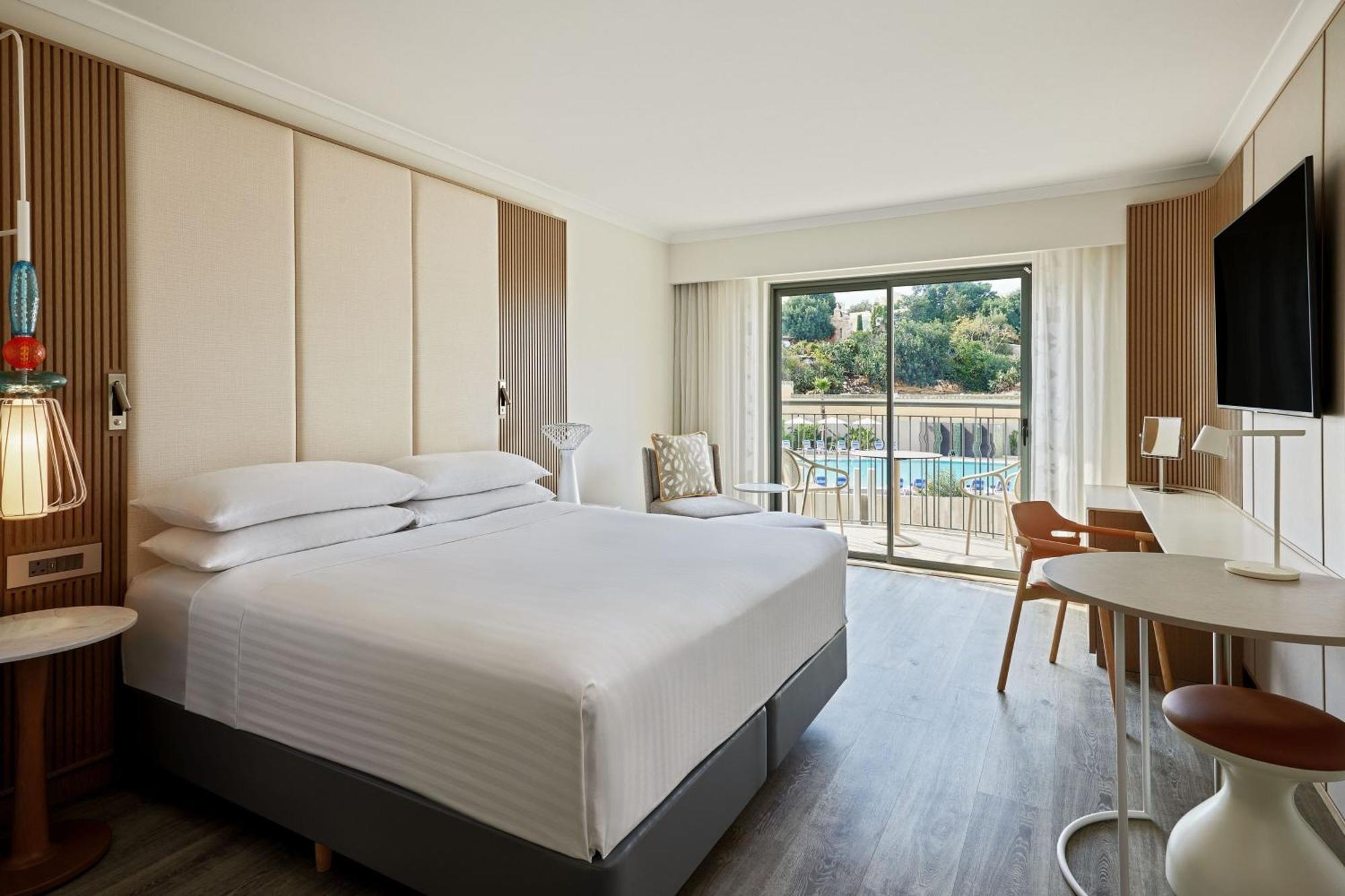 Malta Marriott Resort & Spa Saint Julian's Ngoại thất bức ảnh A guest room at the Hilton Athens